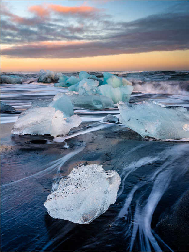 Plakat Blocks of ice on Jökulsárlón beach at sunset