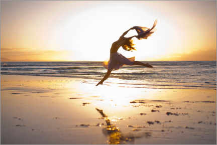 Plakat Woman is dancing on the sunlit beach