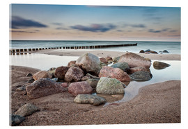 Akrylbilde  Stones and groynes on shore of the Baltic Sea. - Rico Ködder