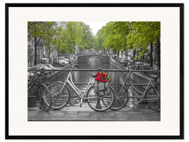 Innrammet kunsttrykk  Amsterdam, bicycles on the bridge - Assaf Frank